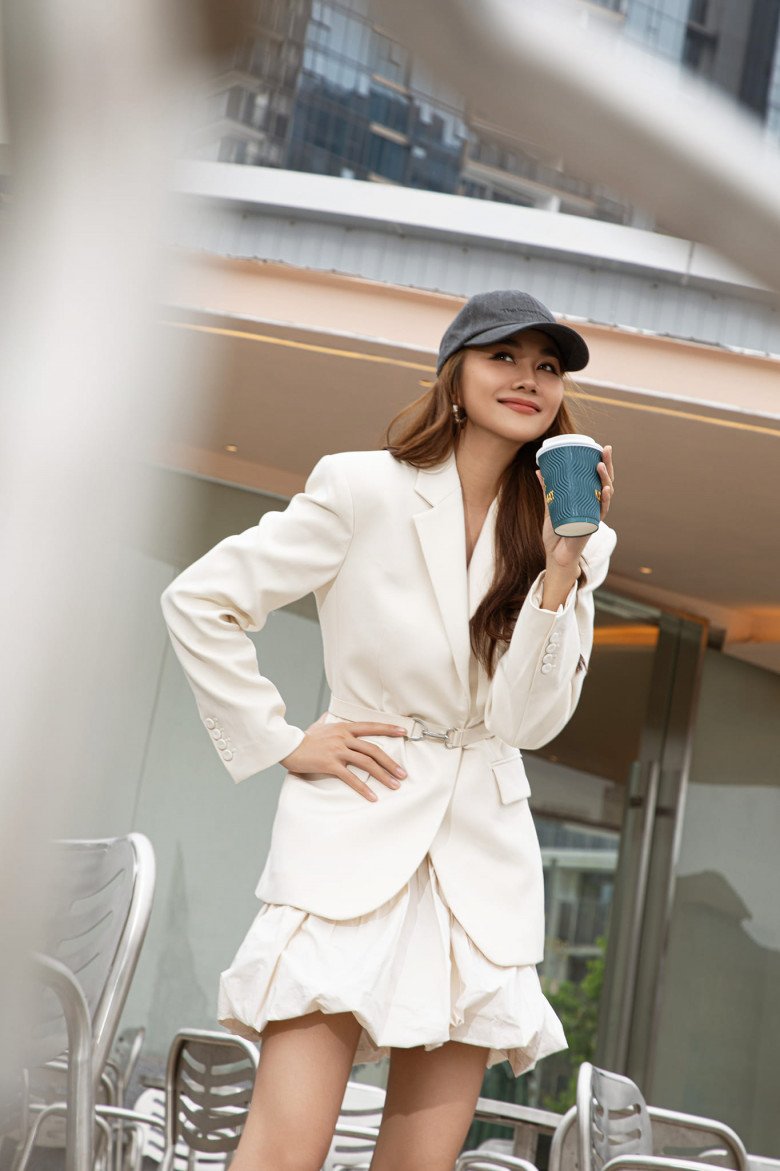 Hậu lấy chồng, &#34;đệ nhất chân dài Việt&#34; càng ăn mặc hồi xuân, có hai tuyệt chiêu chị em nên học hỏi - 12
