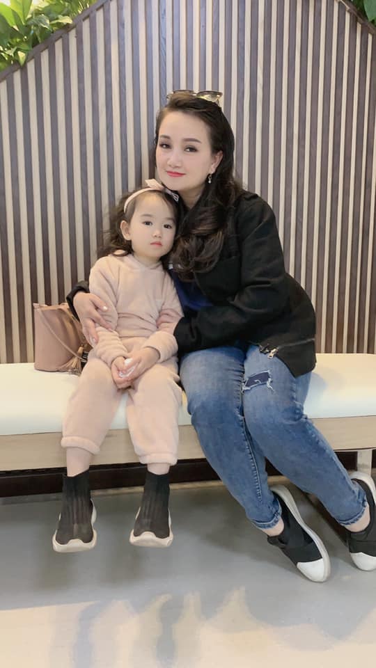 &#34;Cô Xuyến&#34; 4 đời chồng khoe sắc cùng 3 con gái xinh như mộng, con gái đầu vừa đẹp vừa giàu, nổi nhất nhà - 28