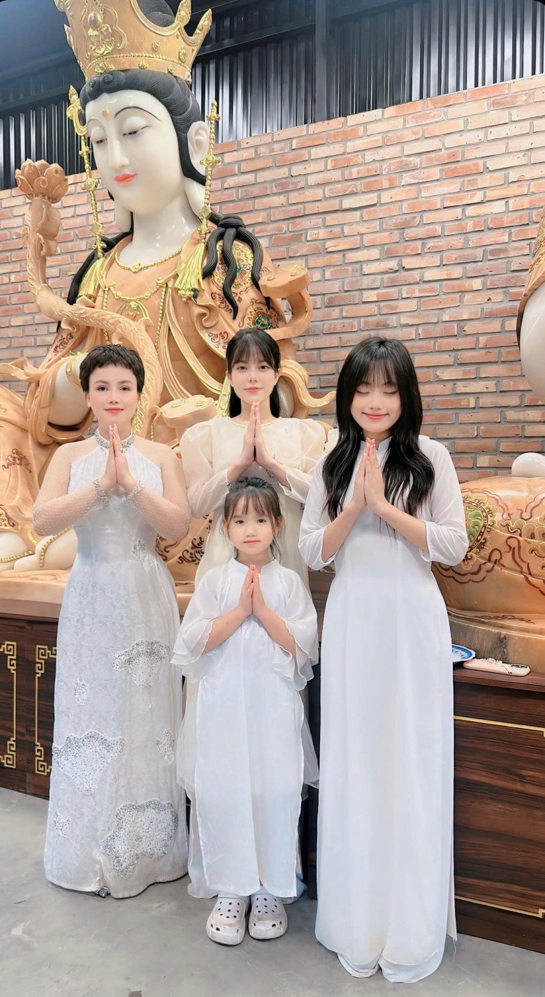 &#34;Cô Xuyến&#34; 4 đời chồng khoe sắc cùng 3 con gái xinh như mộng, con gái đầu vừa đẹp vừa giàu, nổi nhất nhà - 4