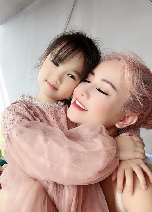 &#34;Cô Xuyến&#34; 4 đời chồng khoe sắc cùng 3 con gái xinh như mộng, con gái đầu vừa đẹp vừa giàu, nổi nhất nhà - 24