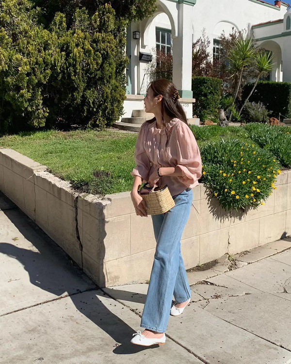 Không phải áo phông, cứ diện quần jeans với 4 kiểu áo này, chị em &#34;ăn gian&#34; tuổi tuyệt đối ngày hè - 1