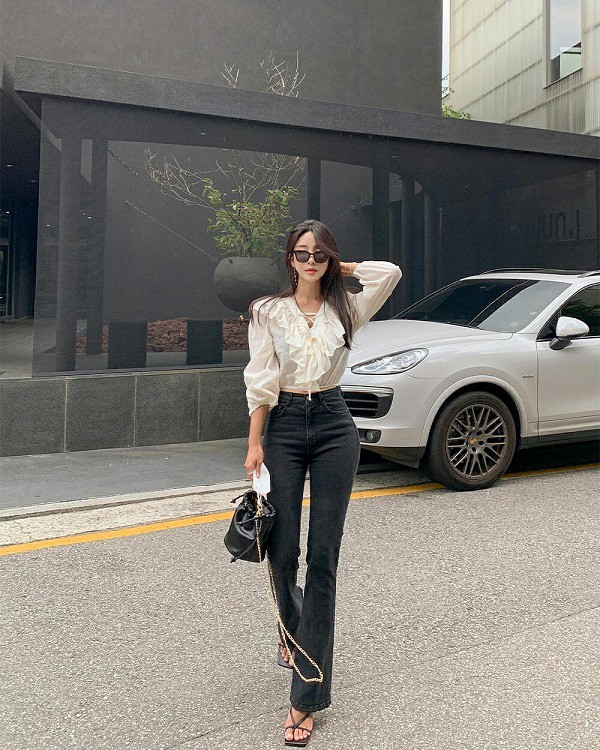 Không phải áo phông, cứ diện quần jeans với 4 kiểu áo này, chị em &#34;ăn gian&#34; tuổi tuyệt đối ngày hè - 2