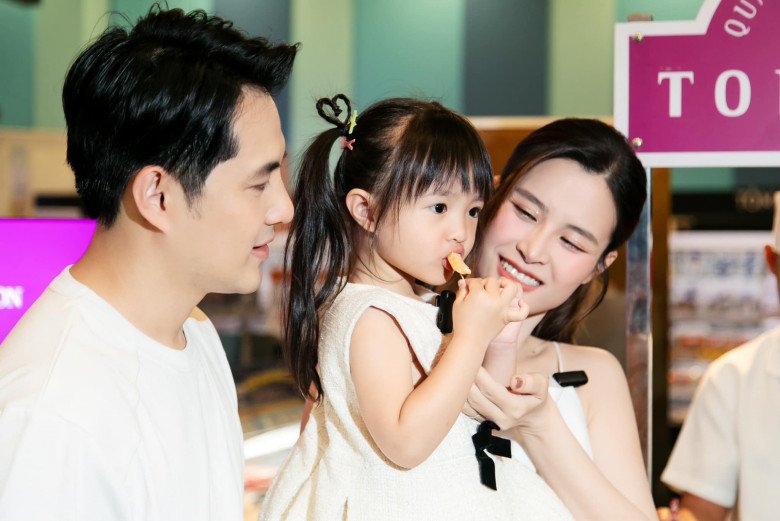 Ái nữ nhà Đông Nhi và Ông Cao Thắng mới 4 tuổi đã có tủ váy áo chẳng kém cạnh mẹ - 1