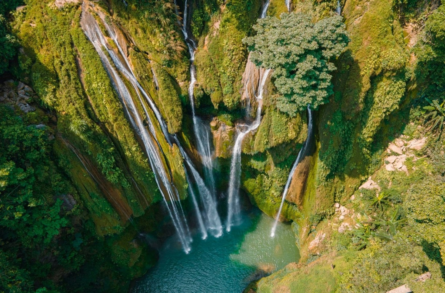 Cách Hà Nội không xa có một thác nước 7 tầng, được ví đẹp như "tuyệt tình cốc" trong phim