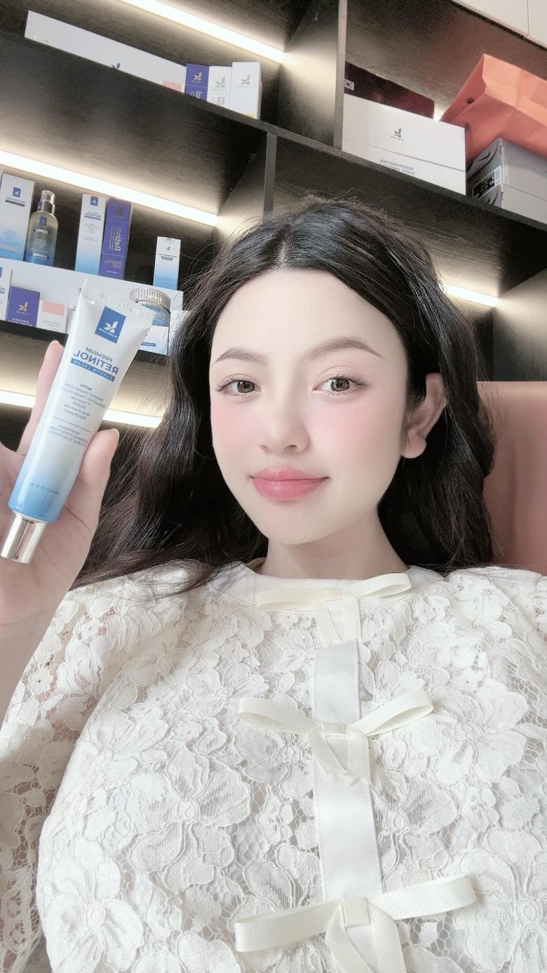 Mẹ bầu Chu Thanh Huyền đổi mới &#34;mái tóc thị phi&#34;, trông khác lạ tới mức tự nhận không phải vợ Quang Hải - 5