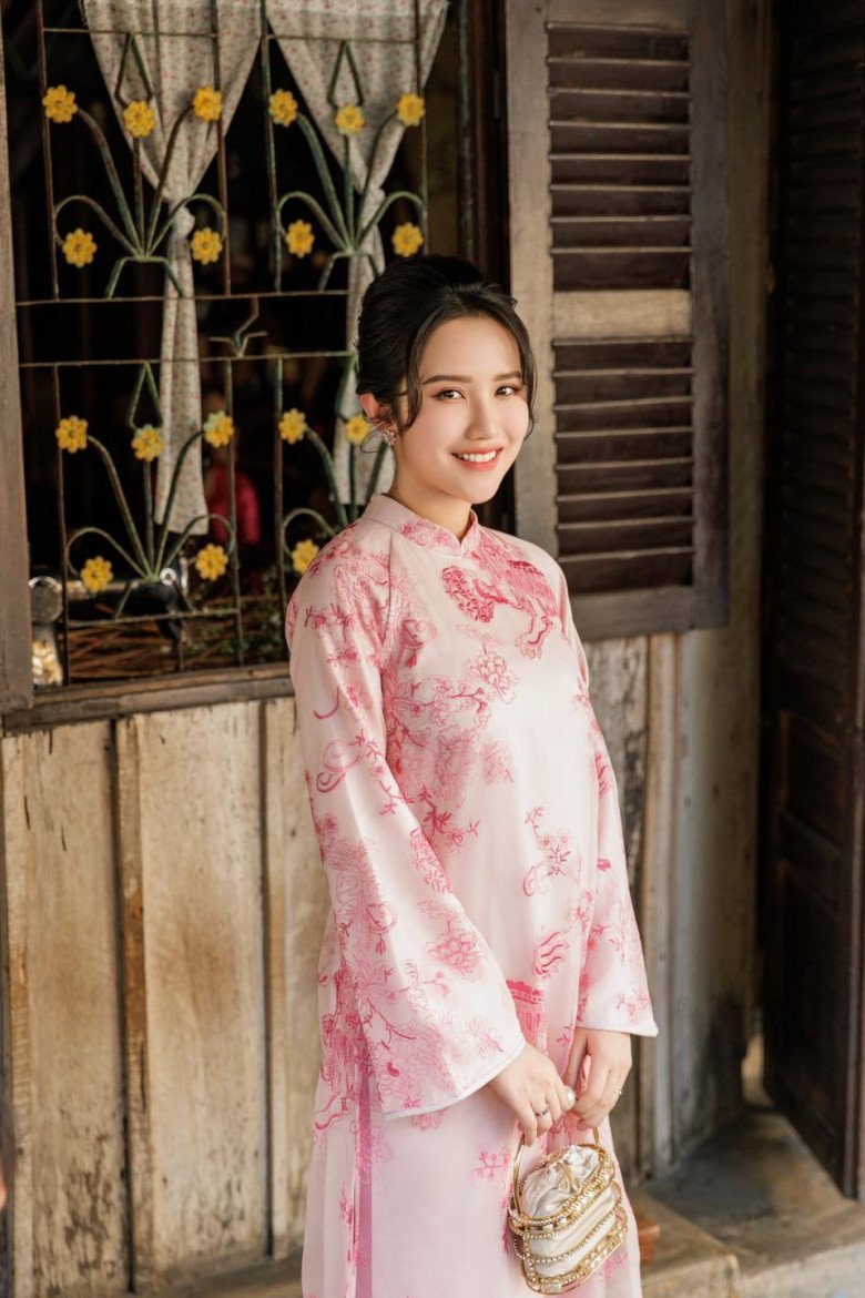 Ái nữ hiệu trưởng trường quý tộc chăm diện &#34;kín bưng&#34; đi sự kiện, nhờ dát đồ hiệu mà đỡ &#34;nhạt nhòa&#34; - 11