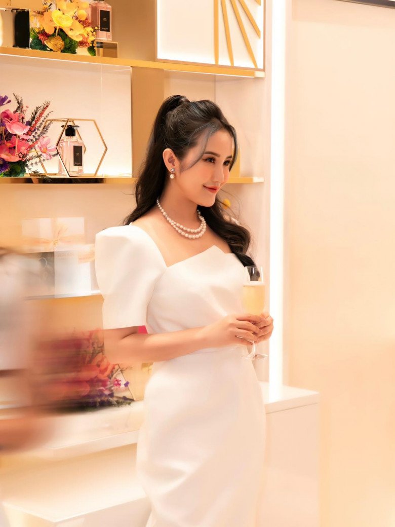 Ái nữ hiệu trưởng trường quý tộc chăm diện &#34;kín bưng&#34; đi sự kiện, nhờ dát đồ hiệu mà đỡ &#34;nhạt nhòa&#34; - 6