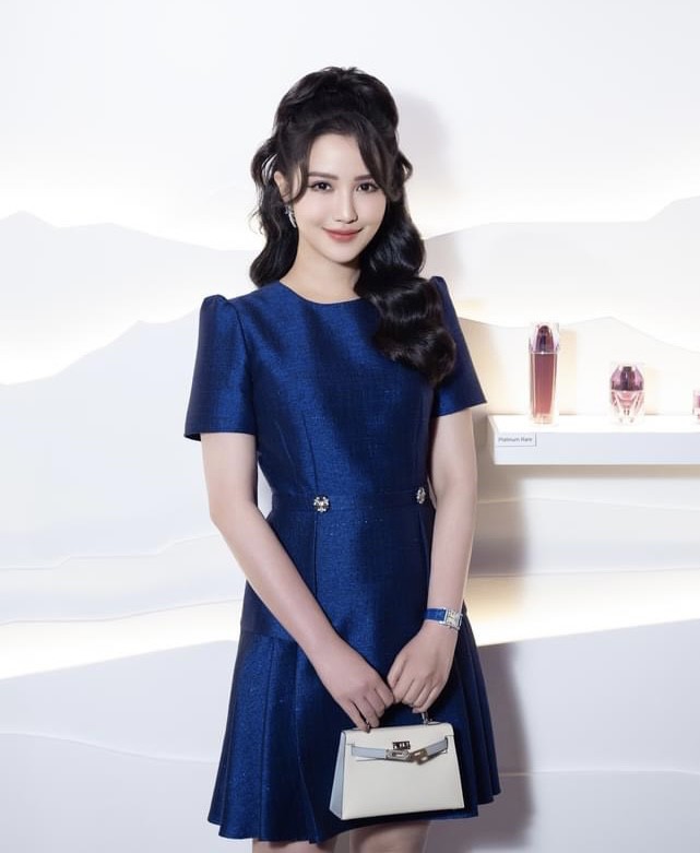 Ái nữ hiệu trưởng trường quý tộc chăm diện &#34;kín bưng&#34; đi sự kiện, nhờ dát đồ hiệu mà đỡ &#34;nhạt nhòa&#34; - 2
