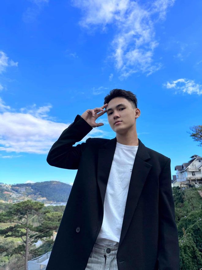 &#34;Cậu bé quê&#34; Tôi Thấy Hoa Vàng Trên Cỏ Xanh dậy thì thành công, ngoại hình điển trai sắc nét sau gần 10 năm - 4