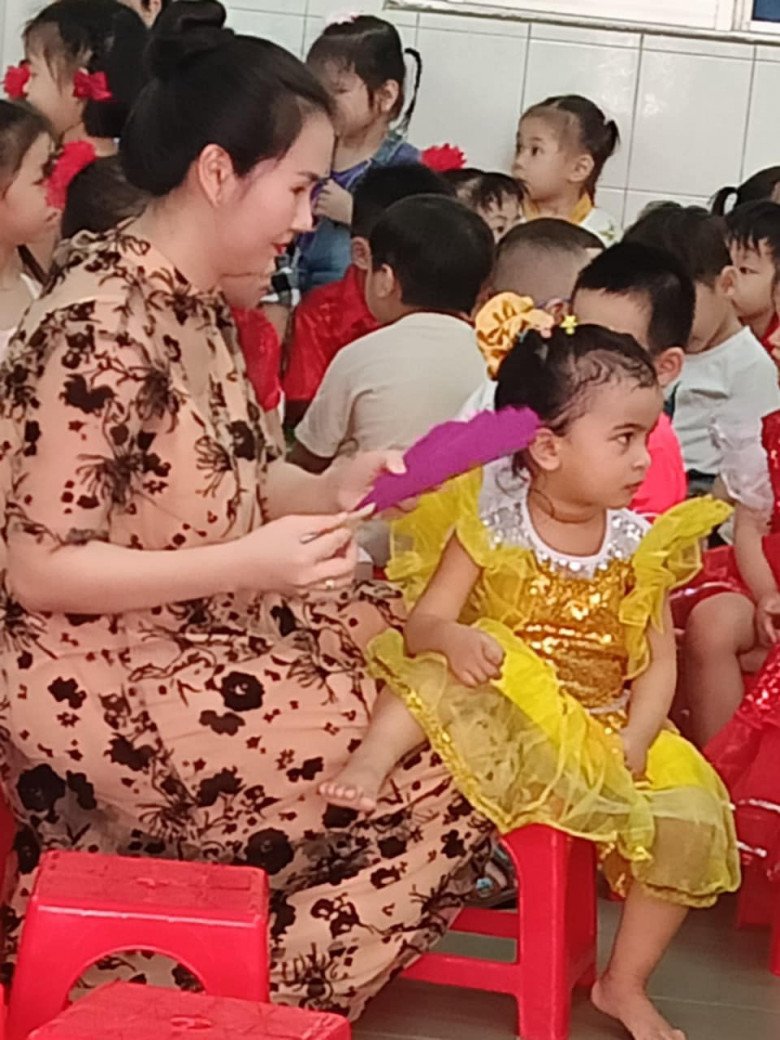 Võ Hạ Trâm vào trường chăm con diện đồ bộ thun lạnh, khó nhận ra là người nổi tiếng - 2