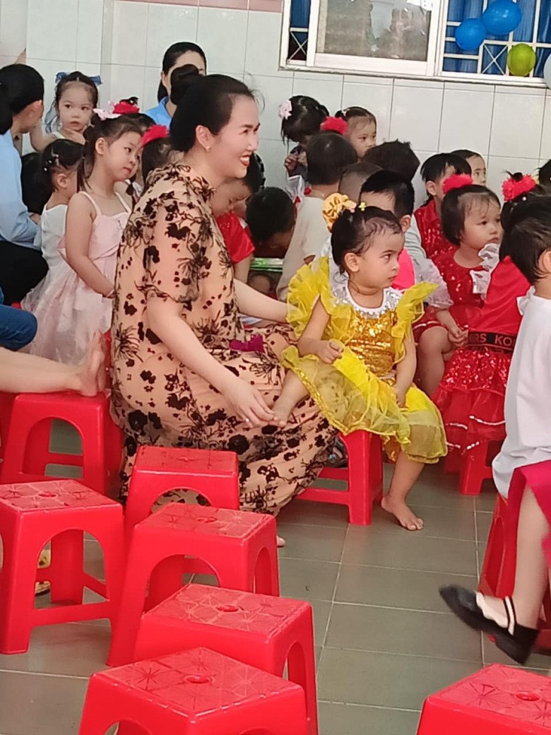 Võ Hạ Trâm vào trường chăm con diện đồ bộ thun lạnh, khó nhận ra là người nổi tiếng - 1