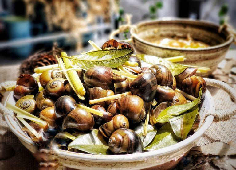 Ở Hà Nội, có một “thiên đường ăn vặt” mang tên Chùa Láng với menu ẩm thực trọn bộ 3 miền - 1