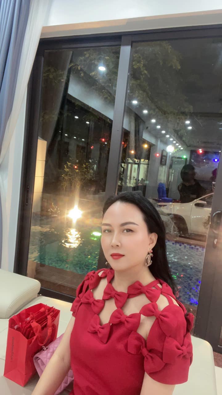 Diện đồ đi họp lớp như Phượng Chanel, sáng váy áo như nàng thơ, chiều lại thành quý bà sang trọng - 5