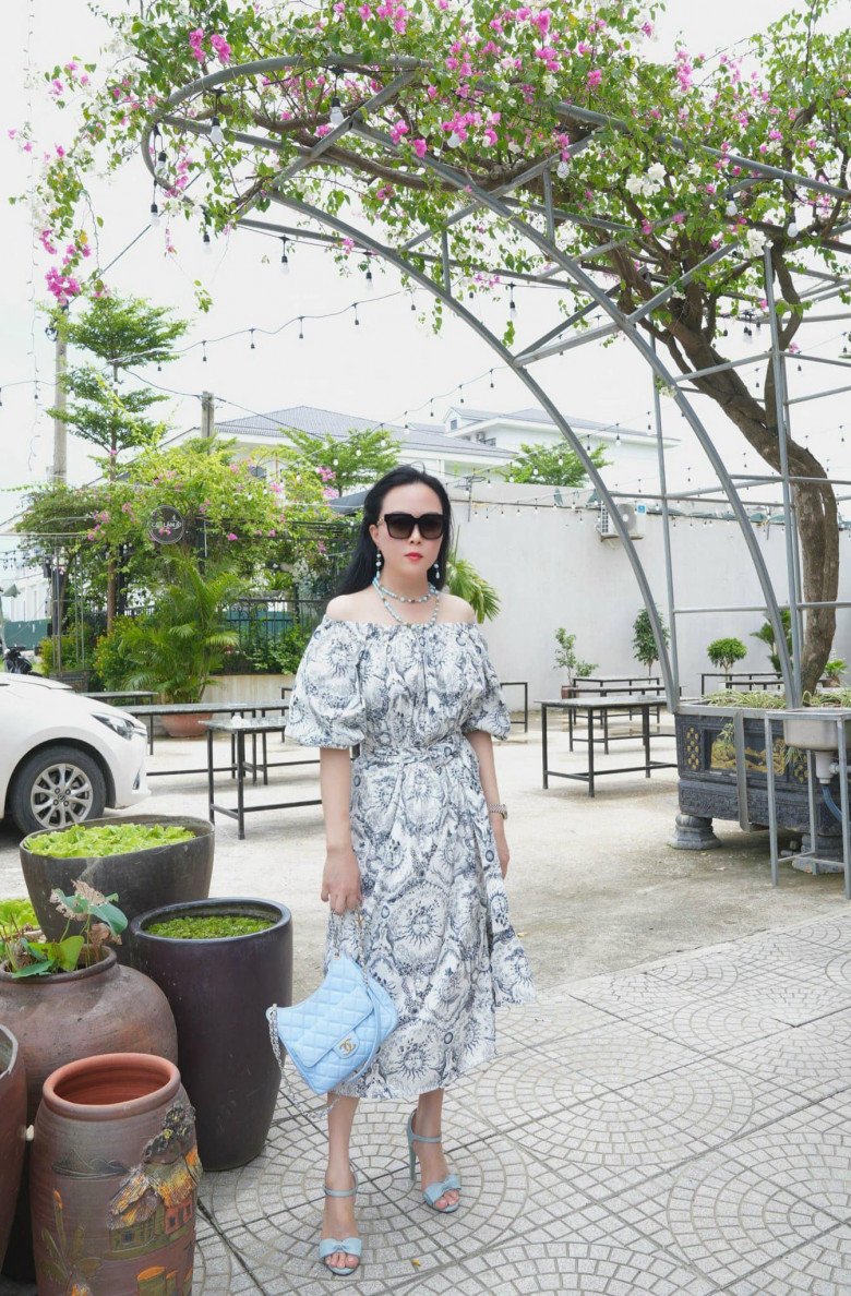 Diện đồ đi họp lớp như Phượng Chanel, sáng váy áo như nàng thơ, chiều lại thành quý bà sang trọng - 1