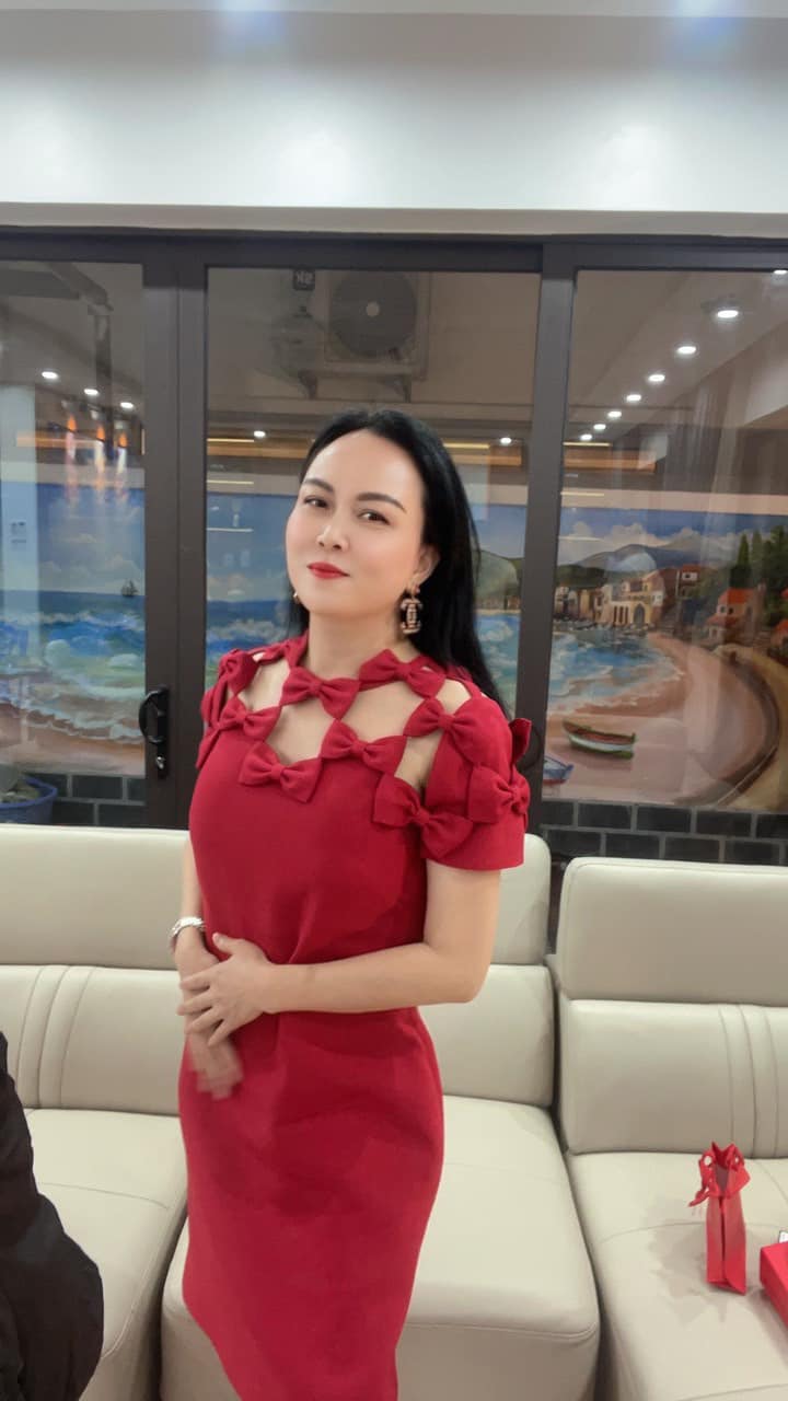 Diện đồ đi họp lớp như Phượng Chanel, sáng váy áo như nàng thơ, chiều lại thành quý bà sang trọng - 4