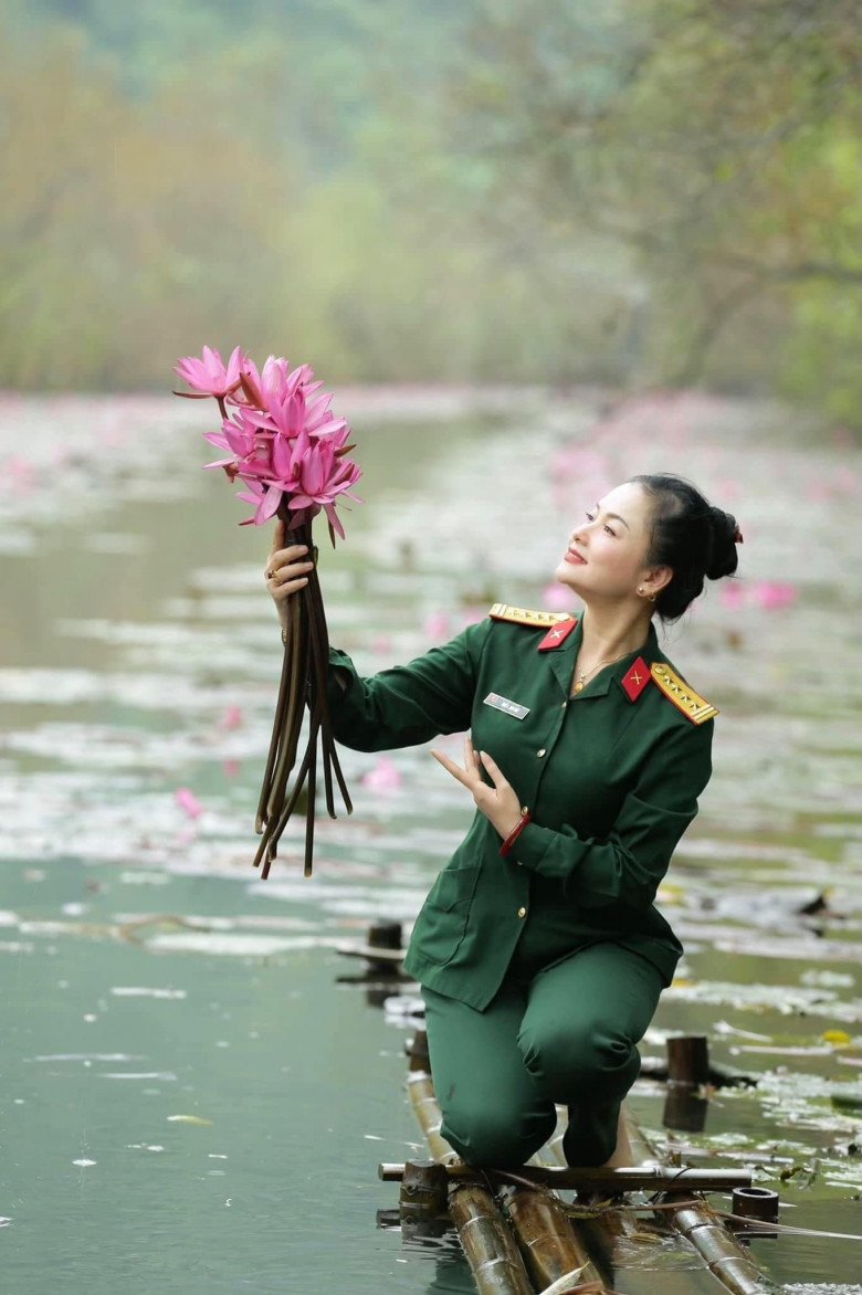 Mẹ chồng &#34;hụt&#34; của Hồng Diễm là NSND mang hàm đại tá, tuổi 55 trẻ đẹp, dáng nuột nhờ bộ môn bay - 1