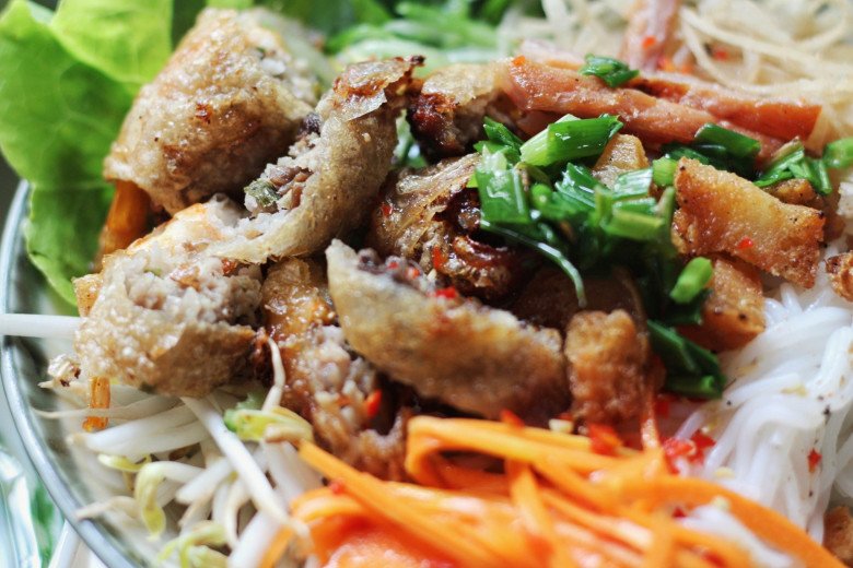 Cách làm bún chả giò giòn rụm, thơm ngon khó cưỡng của người miền Nam thay bữa cơm ngày hè - 8