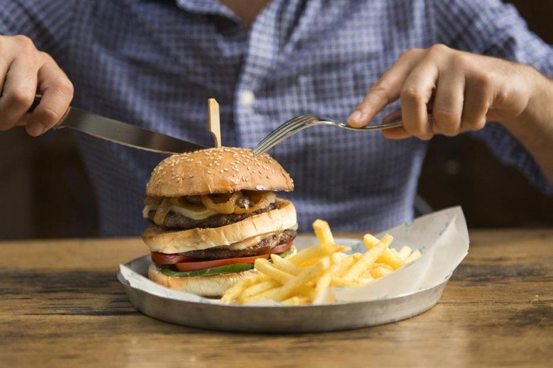 Hướng dẫn cách ăn hamburger thông minh nhất, đảm bảo không rơi vãi ra ngoài - 2
