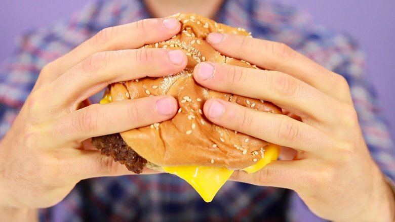 Hướng dẫn cách ăn hamburger thông minh nhất, đảm bảo không rơi vãi ra ngoài - 1