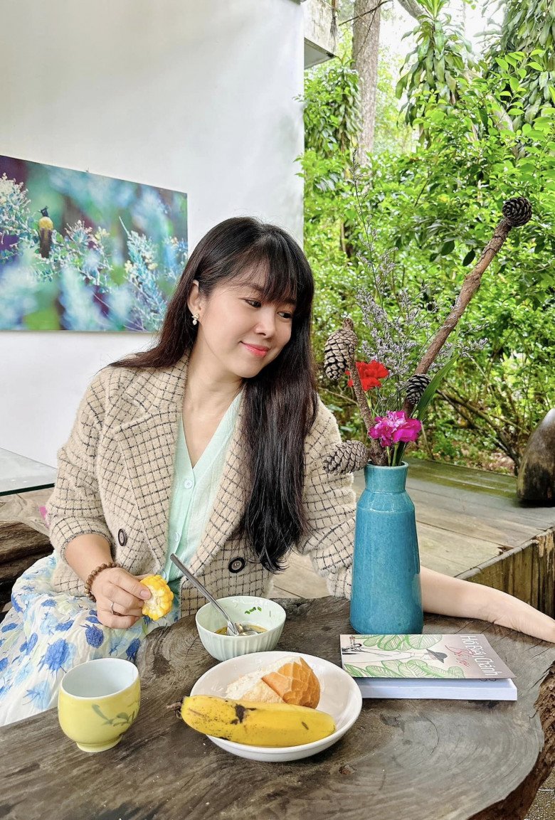 Nhan sắc &#34;nữ hoàng nước mắt&#34; Việt khi đứng cạnh đàn em, gương mặt tươi trẻ không có khoảng cách tuổi tác - 8