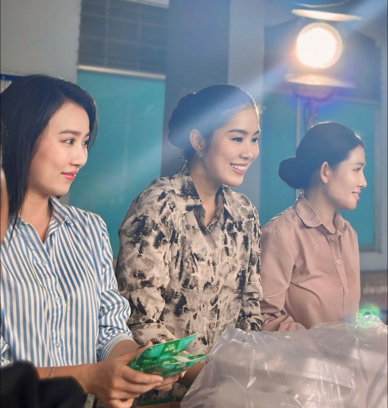 Nhan sắc &#34;nữ hoàng nước mắt&#34; Việt khi đứng cạnh đàn em, gương mặt tươi trẻ không có khoảng cách tuổi tác - 2