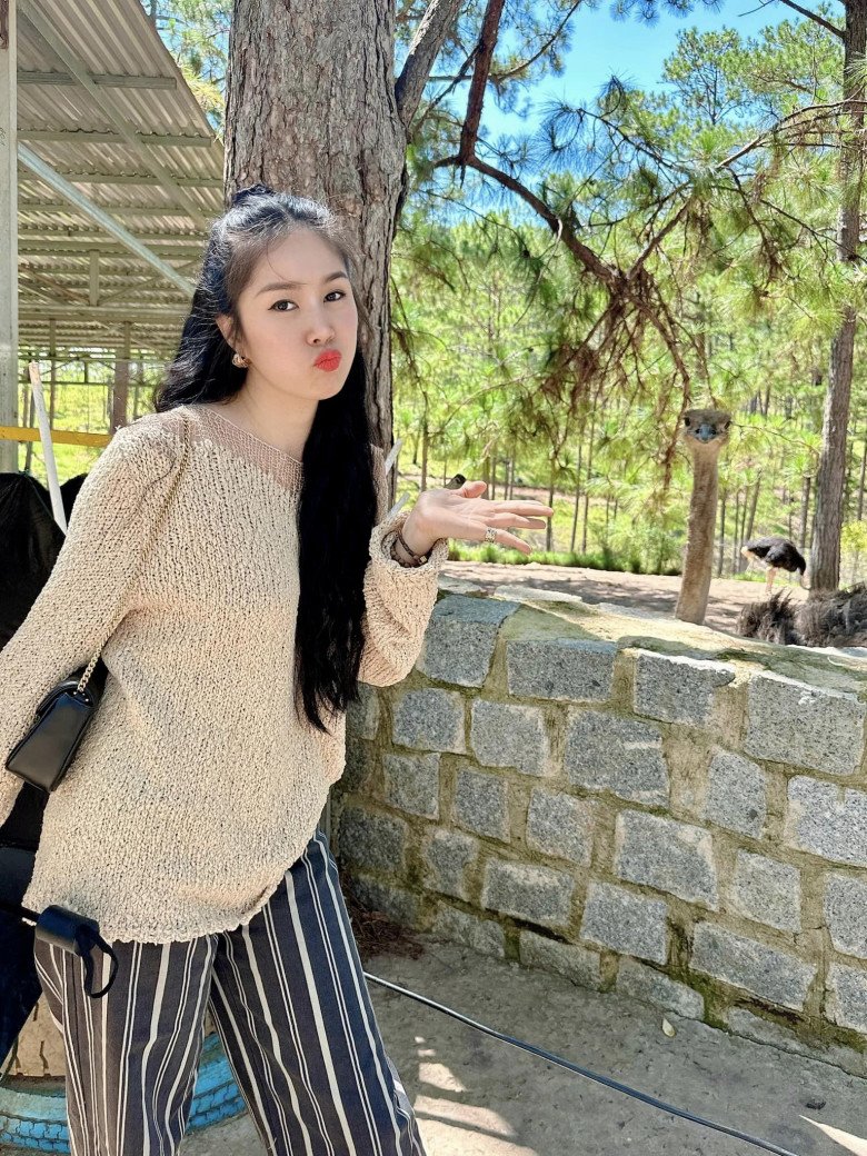 Nhan sắc &#34;nữ hoàng nước mắt&#34; Việt khi đứng cạnh đàn em, gương mặt tươi trẻ không có khoảng cách tuổi tác - 3