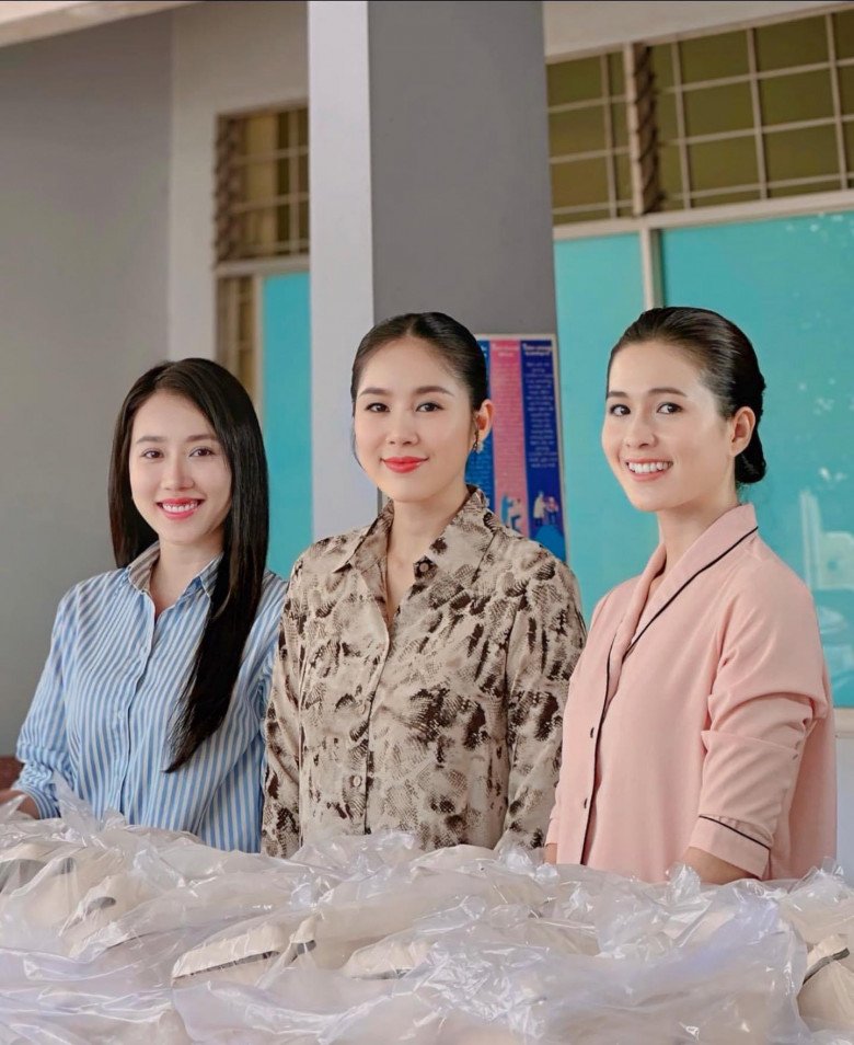 Nhan sắc &#34;nữ hoàng nước mắt&#34; Việt khi đứng cạnh đàn em, gương mặt tươi trẻ không có khoảng cách tuổi tác - 1