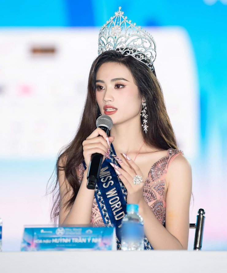 Hoa hậu bị công chúng &#34;ghẻ lạnh&#34; hậu đăng quang, gần 1 năm sau mới đội lại chiếc vương miện đắt giá - 5