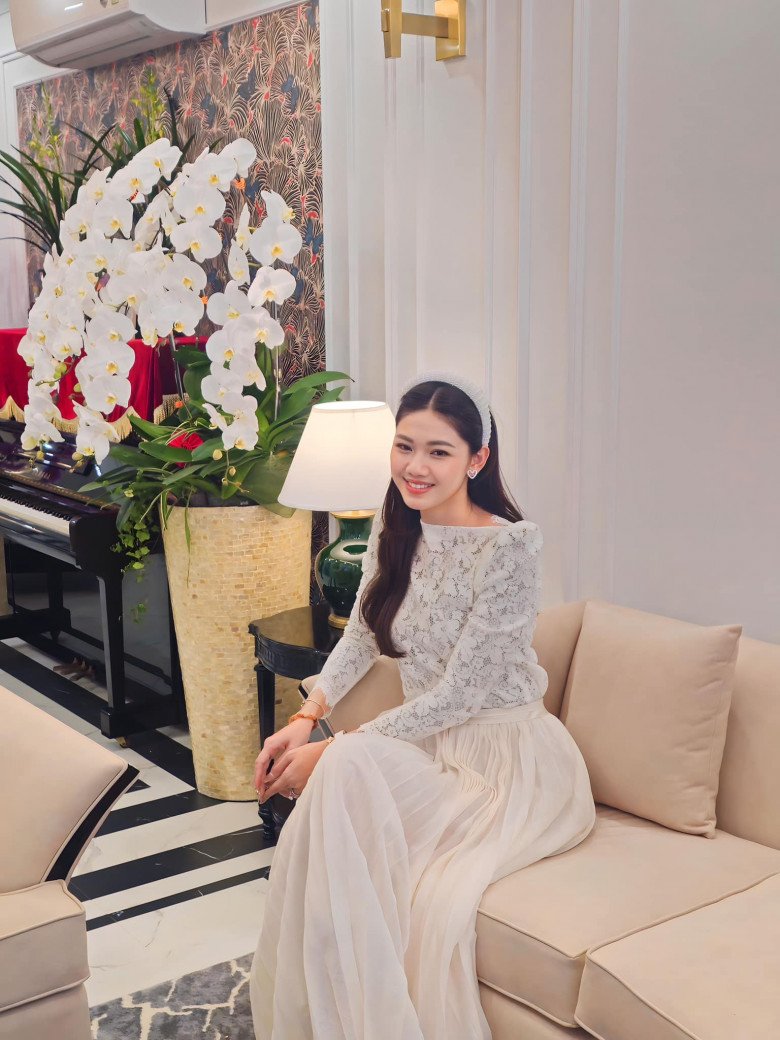 Chị em Á hậu bị &#34;ghét nhất&#34; showbiz, ở nhà chăm con mà lên đồ xinh như công chúa, cứ ngỡ gái còn son - 14