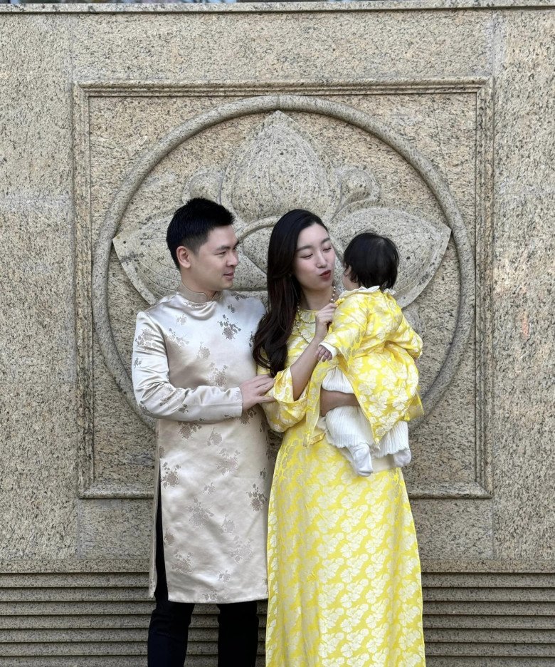 &#34;Hoa hậu nghèo nhất Việt Nam&#34; một thời đeo đồng hồ vài trăm triệu, nay sánh đôi bên chồng đeo món 7 tỷ - 1