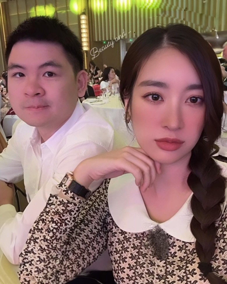 &#34;Hoa hậu nghèo nhất Việt Nam&#34; một thời đeo đồng hồ vài trăm triệu, nay sánh đôi bên chồng đeo món 7 tỷ - 3