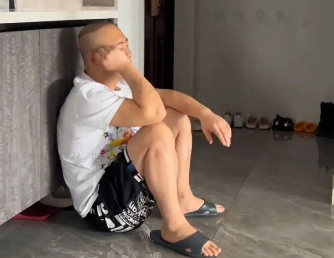 Ở nhà làm nội trợ 8 năm, người đàn ông đau đớn thốt lên: “Tôi ân hận quá!” - 1