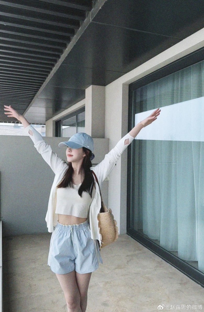 "Thánh nữ xuyên không" Triệu Lộ Tư ăn diện đơn giản mà đẹp hút hồn, quan trọng chỉ toàn sắm đồ giá rẻ - 11