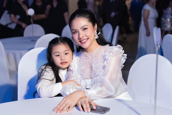 Vân Trang dỗi con gái 8 tuổi vì hỏi câu &#34;xát muối&#34;, 17 năm làm nghề mua được 2 biệt thự - 1