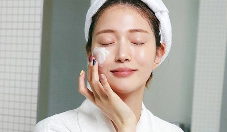 Bôi kem chống nắng theo quy tắc 2 - 2 - 2, chị em tránh ngay ánh sáng khả kiến gây sạm da và lão hóa - 4