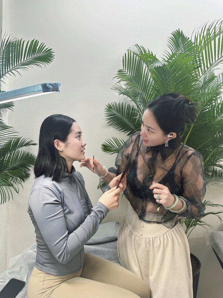 Phan Như Thảo &#34;gây sốt&#34; với chiếc áo tàng hình gợi cảm, nhưng tâm điểm là món phụ kiện quý giá này - 1