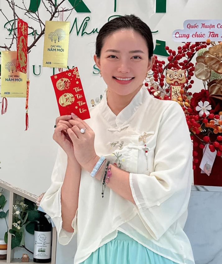 Phan Như Thảo &#34;gây sốt&#34; với chiếc áo tàng hình gợi cảm, nhưng tâm điểm là món phụ kiện quý giá này - 7