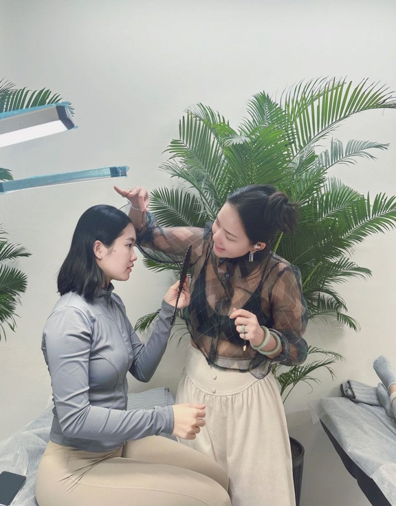 Phan Như Thảo &#34;gây sốt&#34; với chiếc áo tàng hình gợi cảm, nhưng tâm điểm là món phụ kiện quý giá này - 2