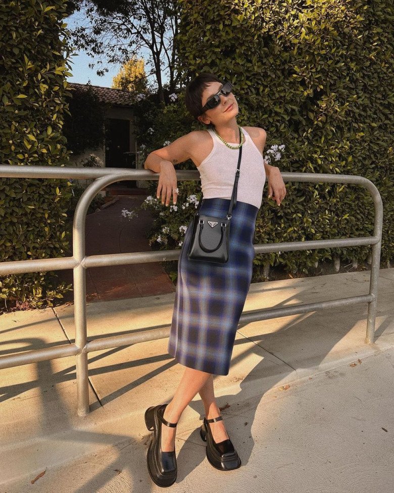 Top 8 outfit &#34;giải nhiệt&#34; mùa hè với áo ba lỗ, chị em diện đi làm vẫn thanh lịch - 12