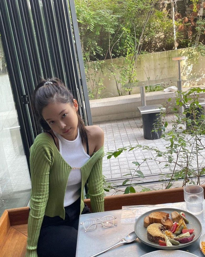 Top 8 outfit &#34;giải nhiệt&#34; mùa hè với áo ba lỗ, chị em diện đi làm vẫn thanh lịch - 8