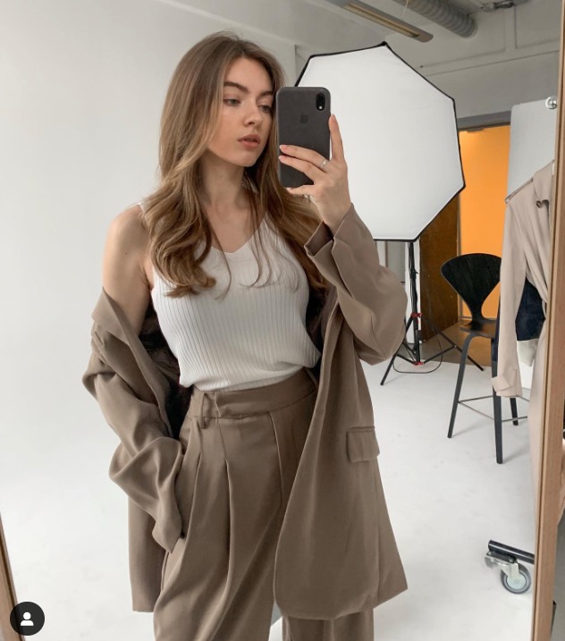 Top 8 outfit &#34;giải nhiệt&#34; mùa hè với áo ba lỗ, chị em diện đi làm vẫn thanh lịch - 10