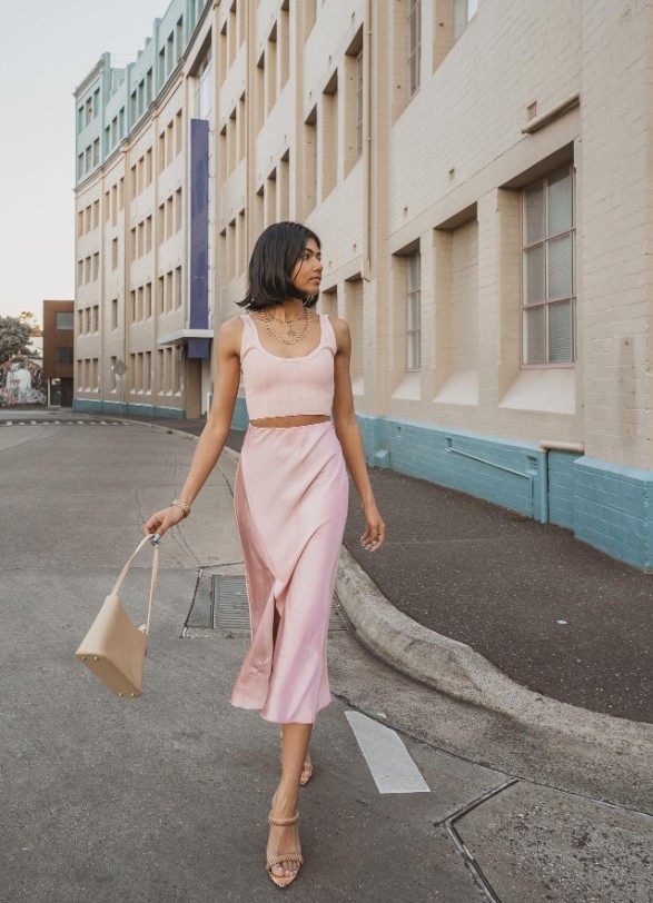 Top 8 outfit &#34;giải nhiệt&#34; mùa hè với áo ba lỗ, chị em diện đi làm vẫn thanh lịch - 13