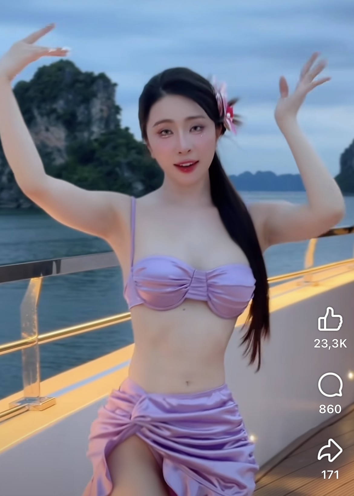 &#34;Chị đẹp&#34; U40 trẻ như gái đôi mươi, ăn diện quyến rũ trên du thuyền bị chê kém duyên - 1