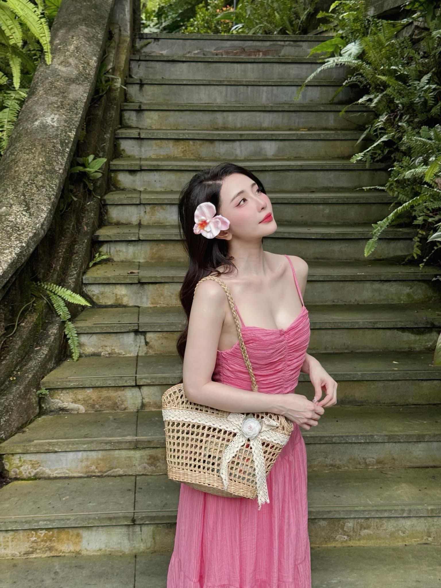 &#34;Chị đẹp&#34; U40 trẻ như gái đôi mươi, ăn diện quyến rũ trên du thuyền bị chê kém duyên - 8