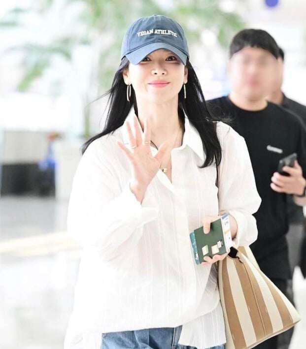 Thời trang sân bay của Song Hye Kyo: Diện đồ cơ bản nhưng nhờ 4 thứ mà toát lên khí chất sao hạng A khác biệt - 9