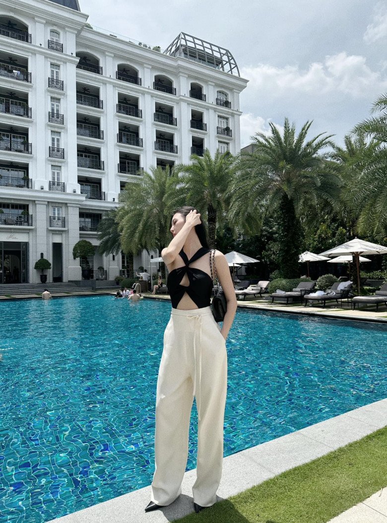 &#34;Tình cũ&#34; Sơn Tùng - MTP là cựu tiếp viên hàng không, 365 ngày mặc màu trắng vẫn đẹp khó tả - 18