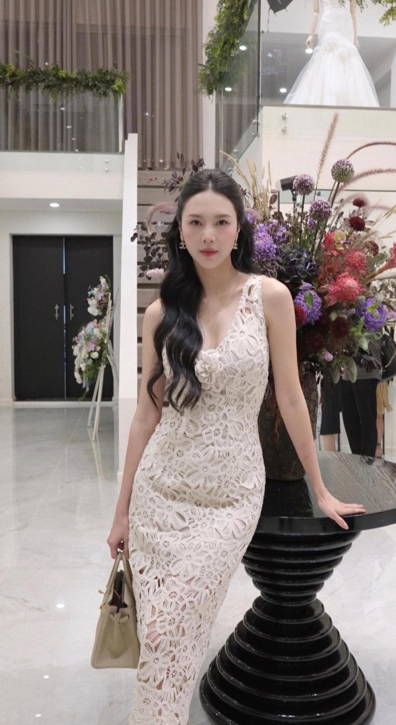 &#34;Tình cũ&#34; Sơn Tùng - MTP là cựu tiếp viên hàng không, 365 ngày mặc màu trắng vẫn đẹp khó tả - 4