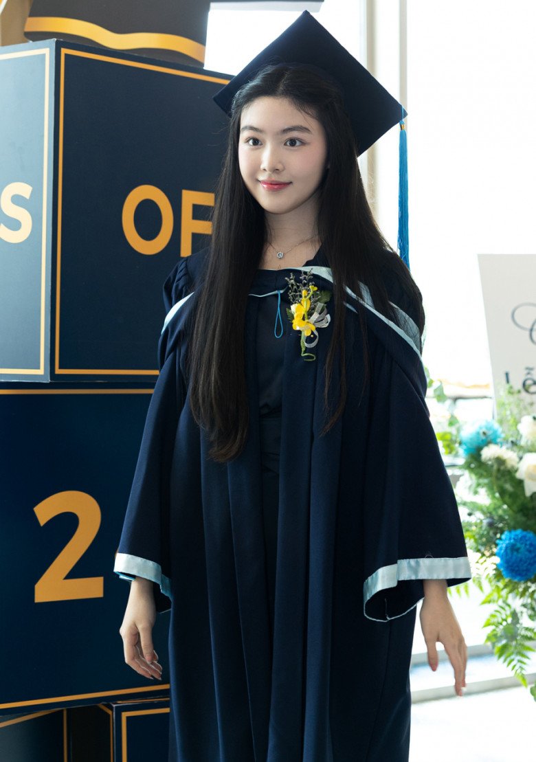 Hội ái nữ nhà sao Việt tại lễ tốt nghiệp: Cô kẻ mắt tô son điệu đà, cô dáng chuẩn xinh như Hoa hậu - 1