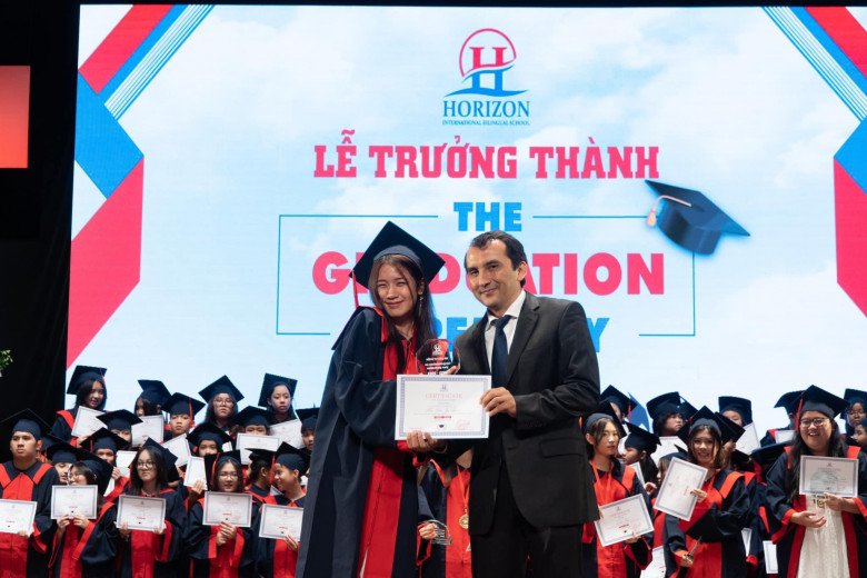 Hội ái nữ nhà sao Việt tại lễ tốt nghiệp: Cô kẻ mắt tô son điệu đà, cô dáng chuẩn xinh như Hoa hậu - 9