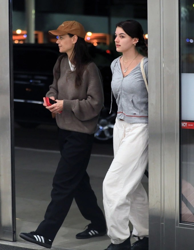&#34;Công chúa Hollywood&#34; Suri Cruise làm rung chuyển truyền thông, với váy áo gợi cảm tuổi trăng tròn - 7